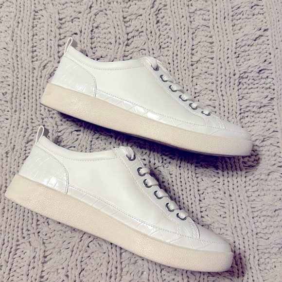 Vionic White Nappa Leather Sneaker with embossed details - Picture 5 of 13